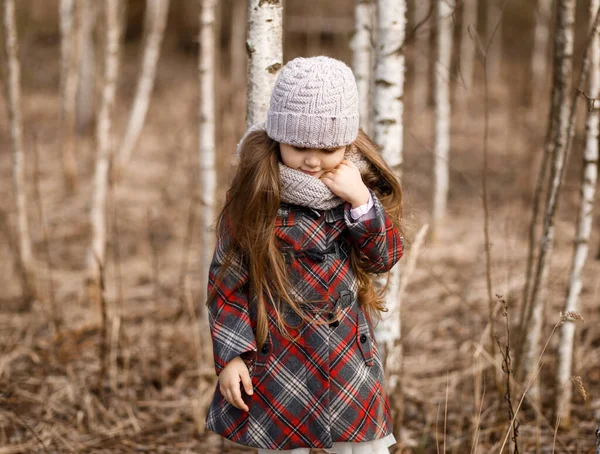Маленькая Милая Девочка Весной Лесу Смотрит Растения — стоковое фото