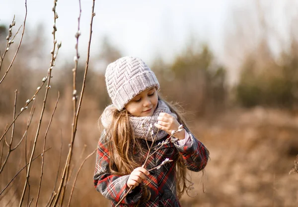 Маленькая Милая Девочка Весной Лесу Смотрит Растения — стоковое фото