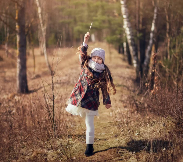 Маленькая Милая Девочка Пальто Бежит Лесной Тропинке — стоковое фото