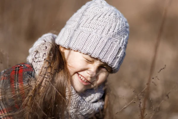 Портрет Милой Маленькой Девочки Шляпе Весеннем Лесу — стоковое фото