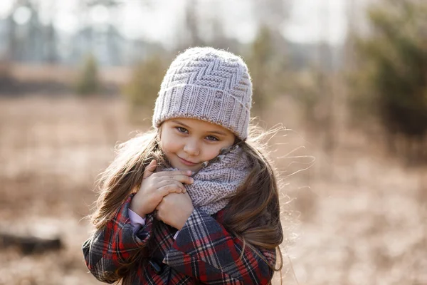 Portré Egy Aranyos Kislányról Kalapban Tavaszi Erdőben — Stock Fotó
