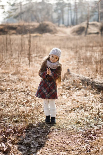 Маленькая Симпатичная Девочка Лесной Дорожке Весной — стоковое фото