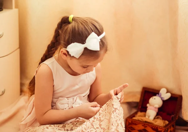 Little Cute Girl Jest Zaangażowany Szycie Domu Robótki Ręczne — Zdjęcie stockowe