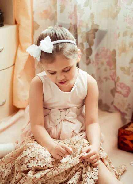 Kleines Nettes Mädchen Näht Hause Handarbeiten — Stockfoto