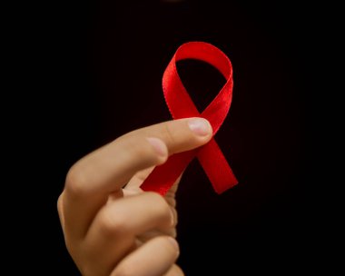 Aids sembolü ellerinde küçük kırmızı kurdele