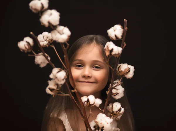 Kis Aranyos Lány Egy Csokor Pamuttal — Stock Fotó