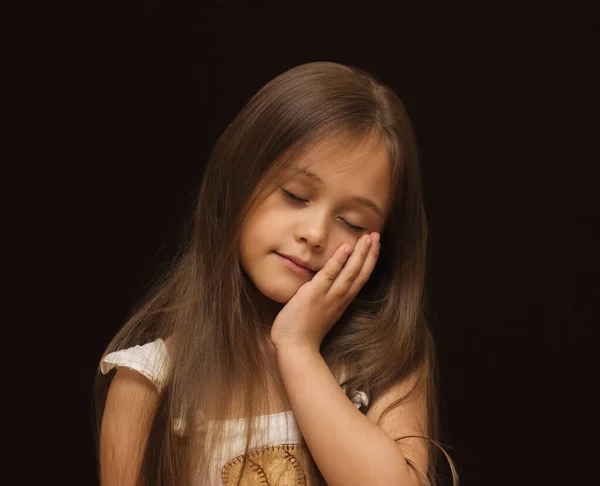 Portret Van Een Klein Meisje Met Lang Haar Tegen Een — Stockfoto