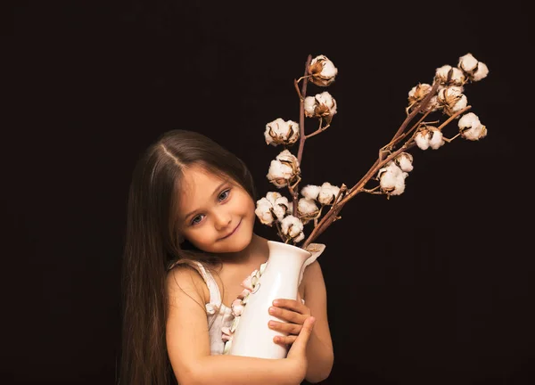 Kis Aranyos Lány Egy Csokor Pamuttal — Stock Fotó