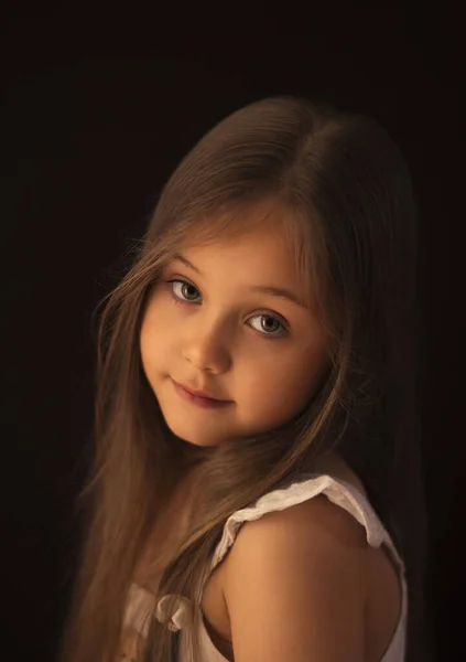 Portrait Une Petite Fille Aux Cheveux Longs Sur Fond Sombre — Photo