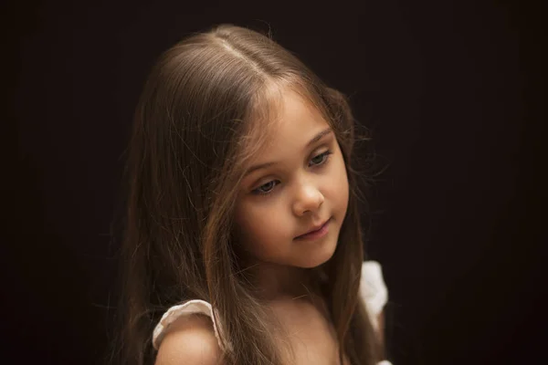 Retrato Uma Menina Com Cabelos Longos Contra Fundo Escuro — Fotografia de Stock