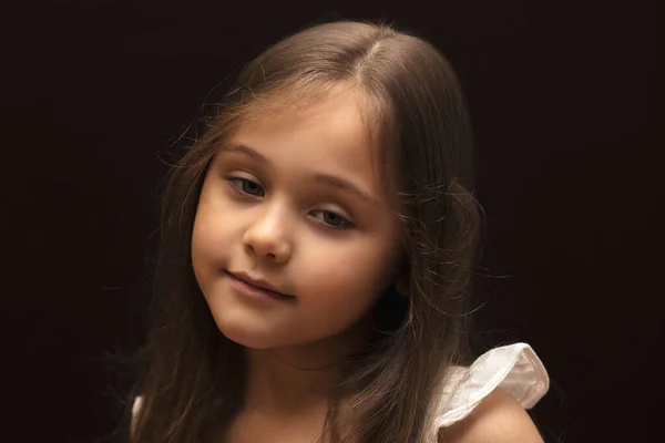 Portret Van Een Klein Meisje Met Lang Haar Tegen Een — Stockfoto