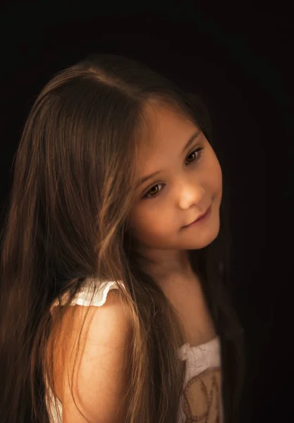 Portret Van Een Klein Meisje Met Lang Haar Tegen Een — Stockfoto