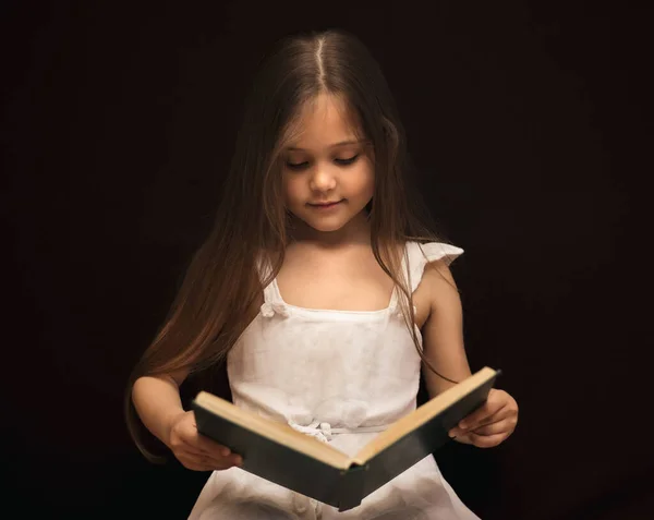 Pequeña Linda Chica Está Leyendo Libro Magia — Foto de Stock