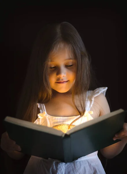 Маленькая Милая Девочка Читает Волшебную Книгу — стоковое фото