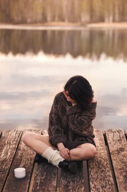 Genç tatlı kız açık havada kahve içiyor.