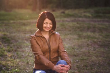 Yaz doğasında deri ceketli hoş bir kız.