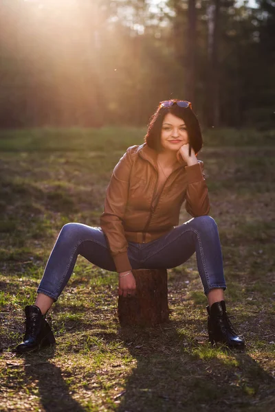 Jeune Fille Mignonne Dans Une Veste Cuir Sur Nature Été — Photo