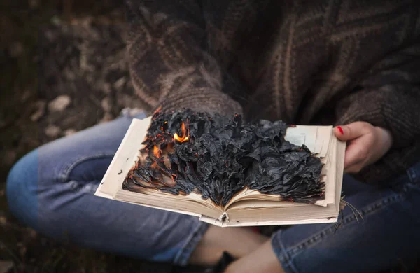 Boken Brinner Händerna Kvinna Naturen — Stockfoto