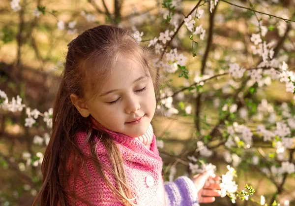 Portré Egy Aranyos Kislányról Egy Virágos Kertben — Stock Fotó