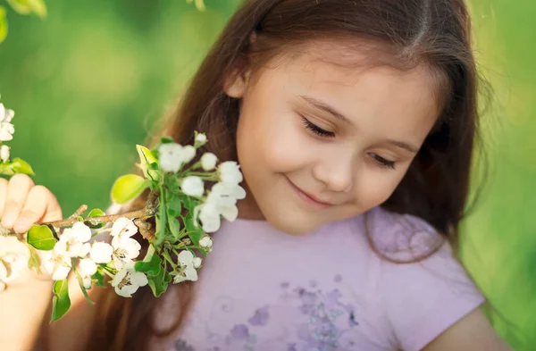 Маленька Дівчинка Довгим Волоссям Біля Квітучого Дерева — стокове фото