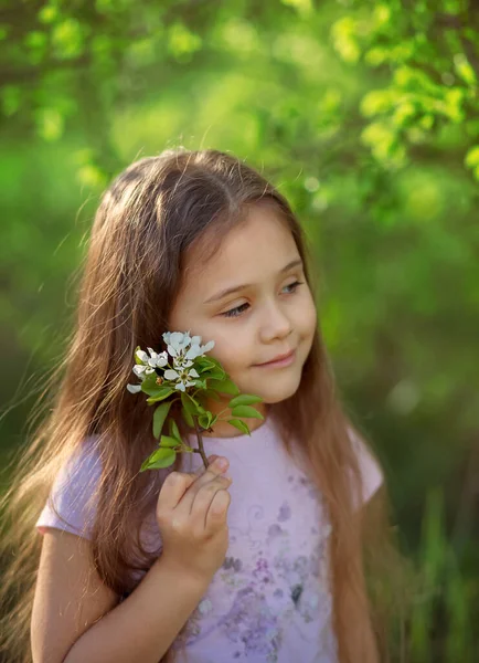 Kleines Mädchen Mit Langen Haaren Der Nähe Eines Blühenden Baumes — Stockfoto