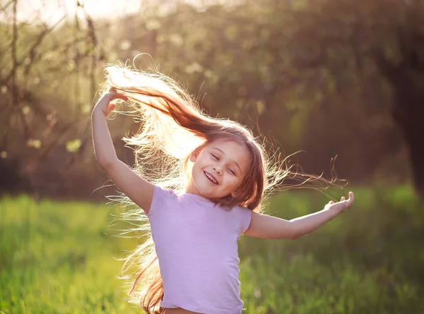 Маленька Дівчинка Танцює Природі Довгим Волоссям — стокове фото