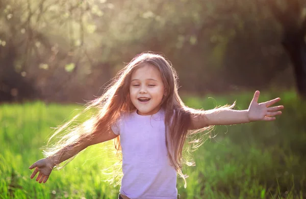 Маленькая Девочка Танцует Природе Длинными Волосами — стоковое фото
