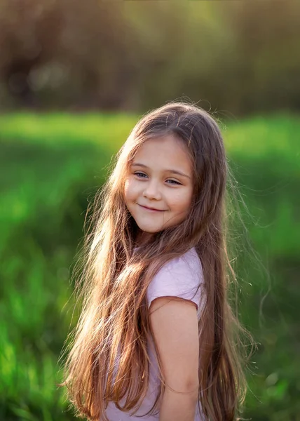 Porträtt Liten Flicka Med Långt Hår Sommaren — Stockfoto