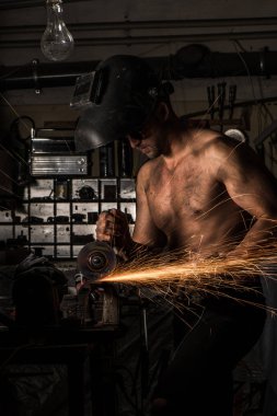 Ağır sektöründe çalışan adam