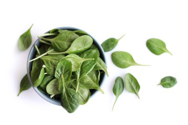 Beyaz tenceredeki ıspanak yaprakları. Üst görünüm