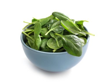 Beyaz tenceredeki ıspanak yaprakları.