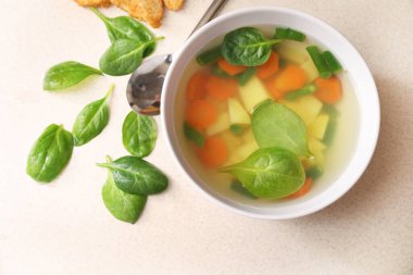 Mutfak masasında yalıtılmış sebze çorbası. Üst görünüm