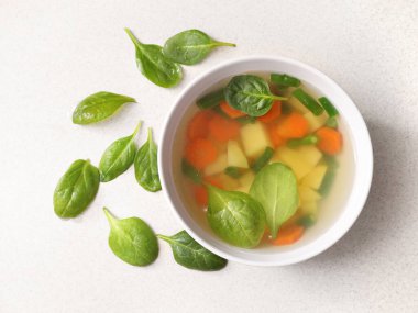 Mutfak masasında yalıtılmış sebze çorbası. Üst görünüm