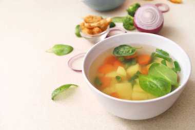 Mutfak masasında yalıtılmış sebze çorbası.