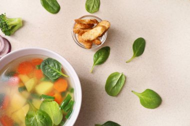 Mutfak masasında yalıtılmış sebze çorbası. Üst görünüm