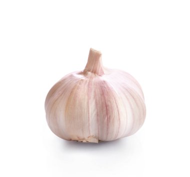 Beyaz arkaplanda sarımsak izole edilmiş.
