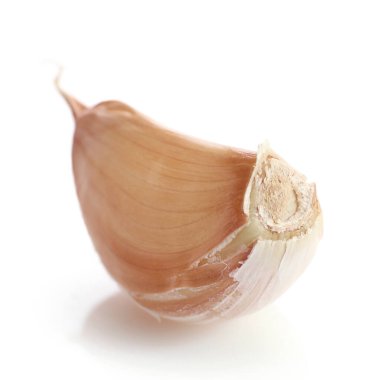 Sarımsak karanfili beyaz arkaplanda izole edilmiş.