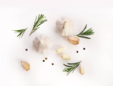 Beyaz arka planda sarımsak ve biberiye. Düz yatıyordu