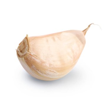 Sarımsak karanfili beyaz arkaplanda izole edilmiş.