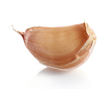 Sarımsak karanfili beyaz arkaplanda izole edilmiş.