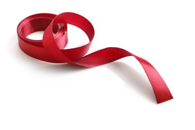Parlak kırmızı saten kurdele beyaz arkaplanda izole edildi