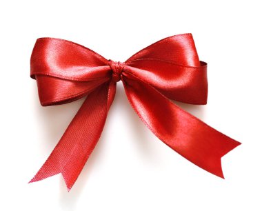 Beyaz arka plan üzerinde izole parlak kırmızı saten yay