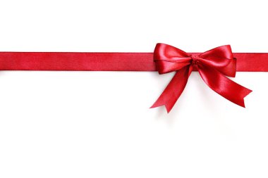 Parlak kırmızı saten kurdele ve yay beyaz arkaplanda izole edilmiş.