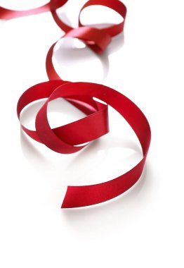 Parlak kırmızı saten kurdele beyaz arkaplanda izole edildi