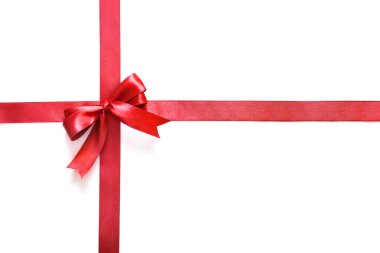 Parlak kırmızı saten kurdele ve yay beyaz arkaplanda izole edilmiş.