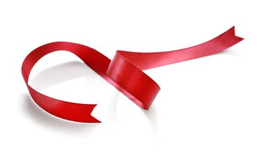 Parlak kırmızı saten kurdele beyaz arkaplanda izole edildi