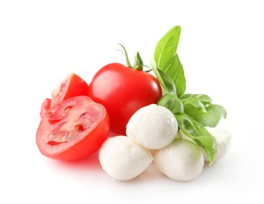Beyaz arka planda olgun kırmızı kiraz domatesleri ve mozzarella izole edilmiş. Üst görünüm