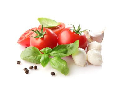 Beyaz arka planda olgun kırmızı kiraz domatesleri ve mozzarella izole edilmiş. Üst görünüm