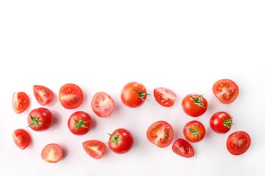 Beyaz arka planda olgun kırmızı kiraz domatesleri. Düz yatıyordu