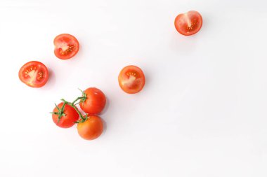 Beyaz arka planda kırmızı kiraz domatesleri. Üst görünüm